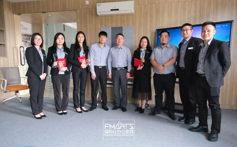 鄧總、周總為銷售冠亞季軍頒獎